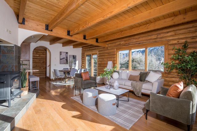 $1,895,000 | 113 East East Fork Road