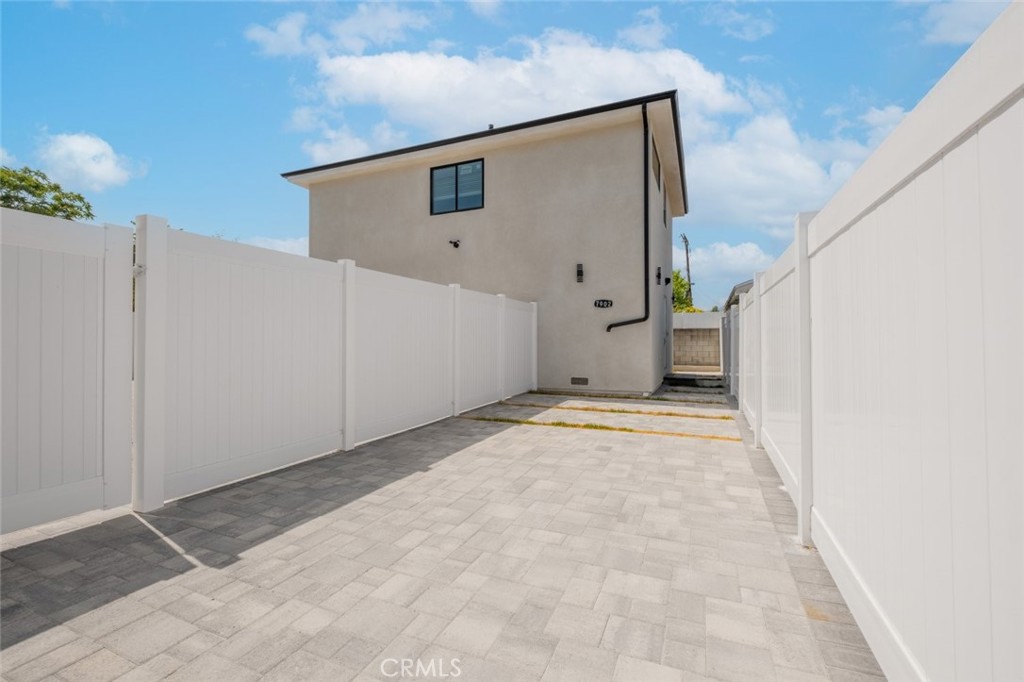 a view of a house with backyard