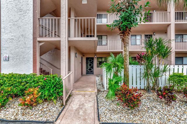 $2,500 | 7300 Amberly Lane, Unit 101 | Villages of Oriole