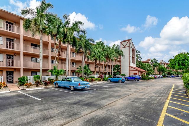 $2,500 | 7300 Amberly Lane, Unit 101 | Villages of Oriole