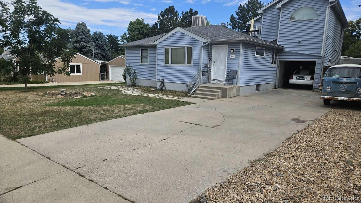 a view of a house with a yard