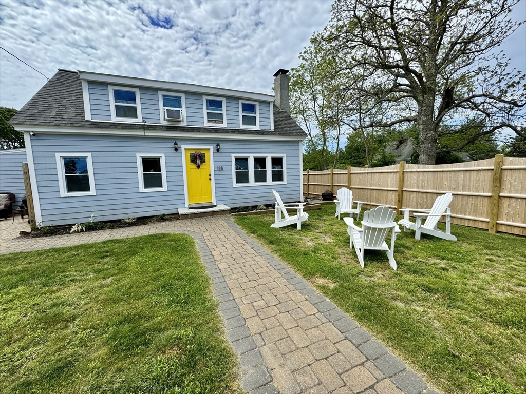 a view of a house with backyard