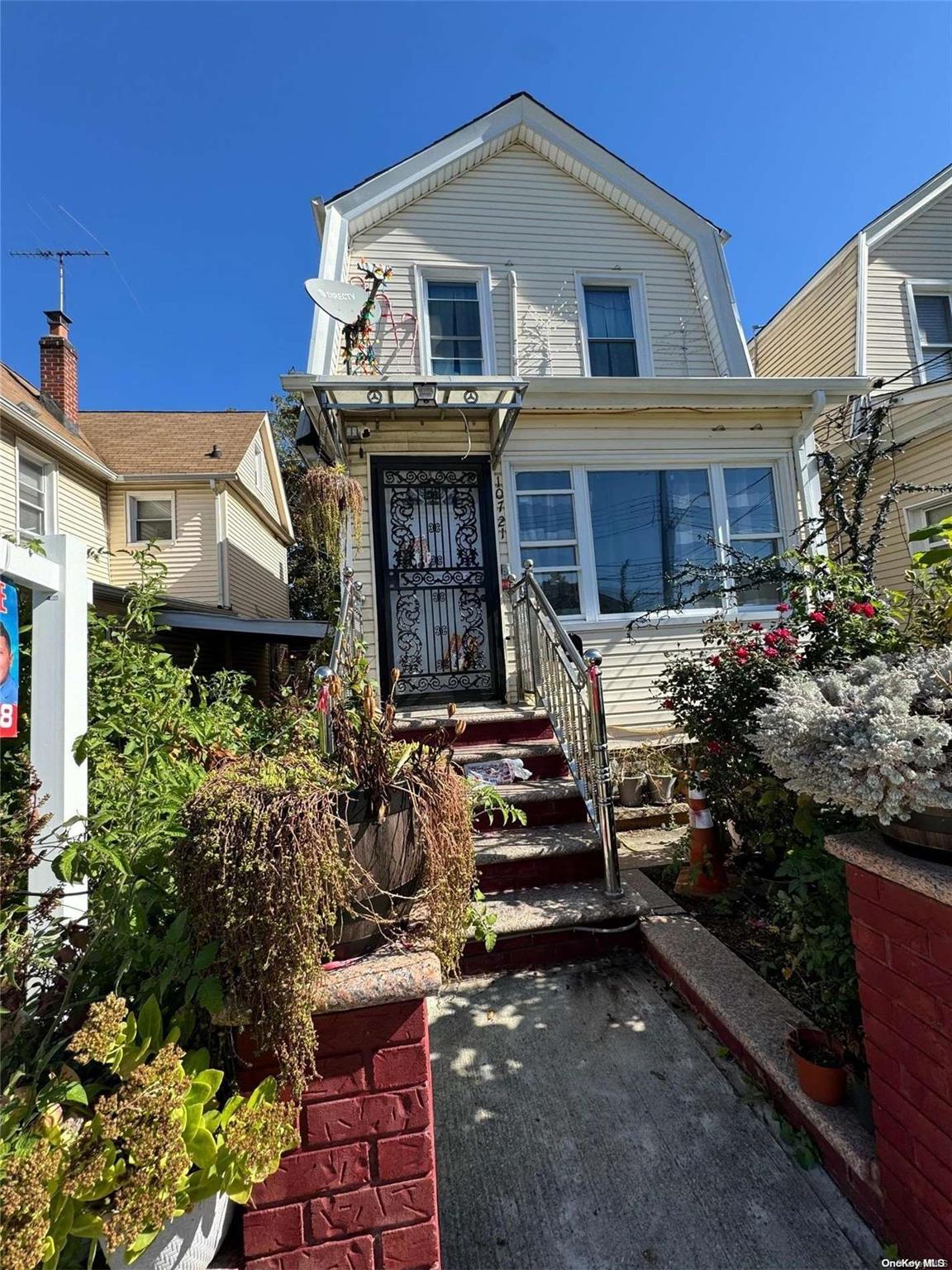 a view of a house with yard and garden