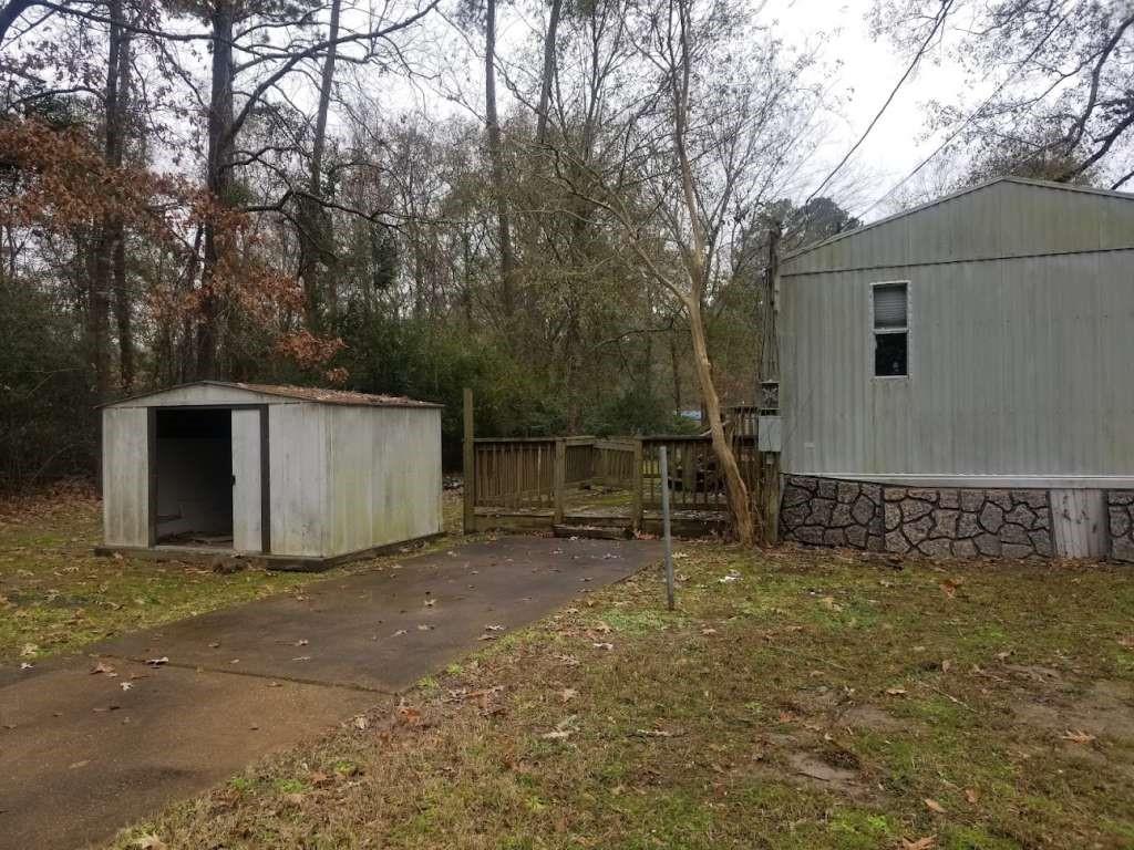 a view of a house with backyard