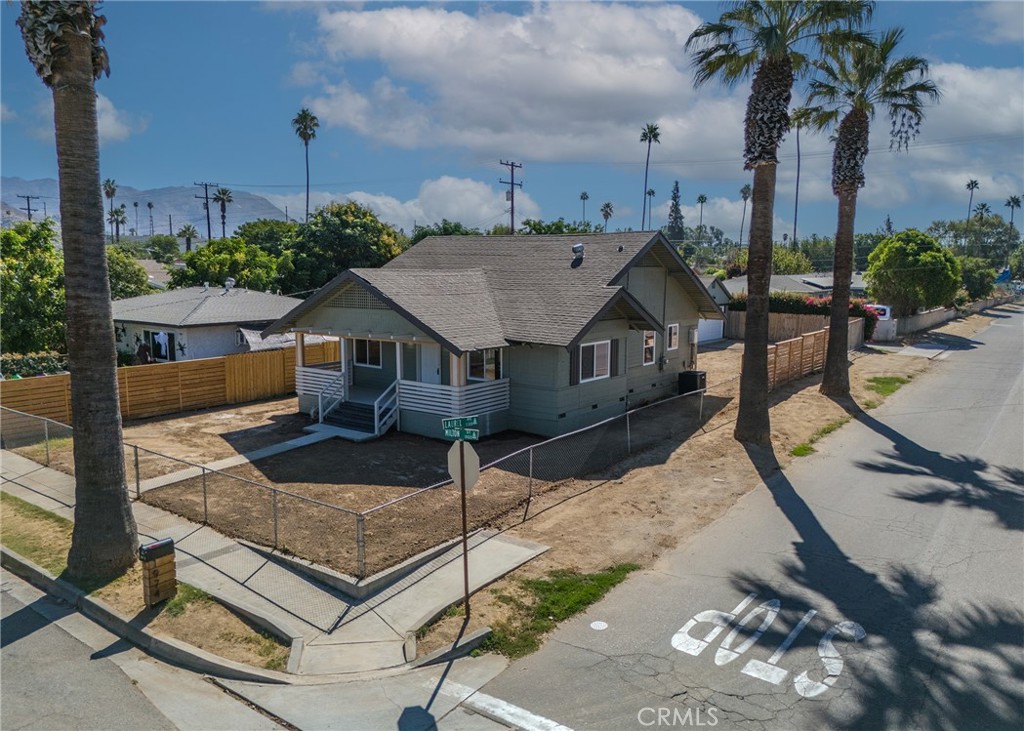 a view of a house with backyard and a tree