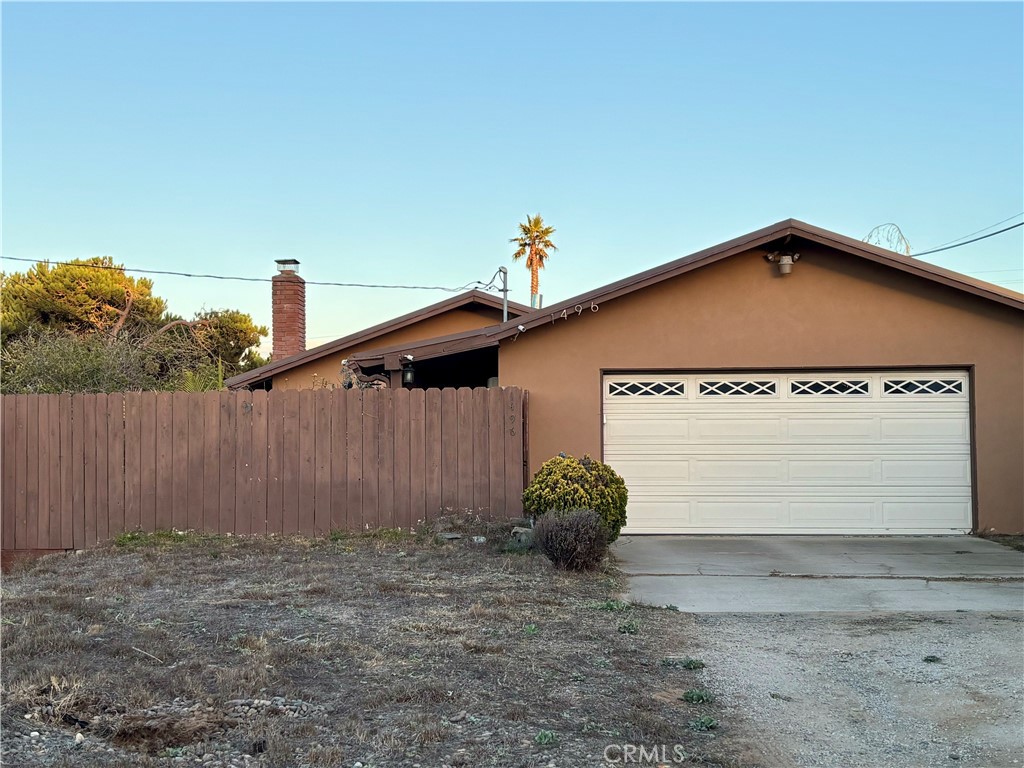 a view of a house with backyard