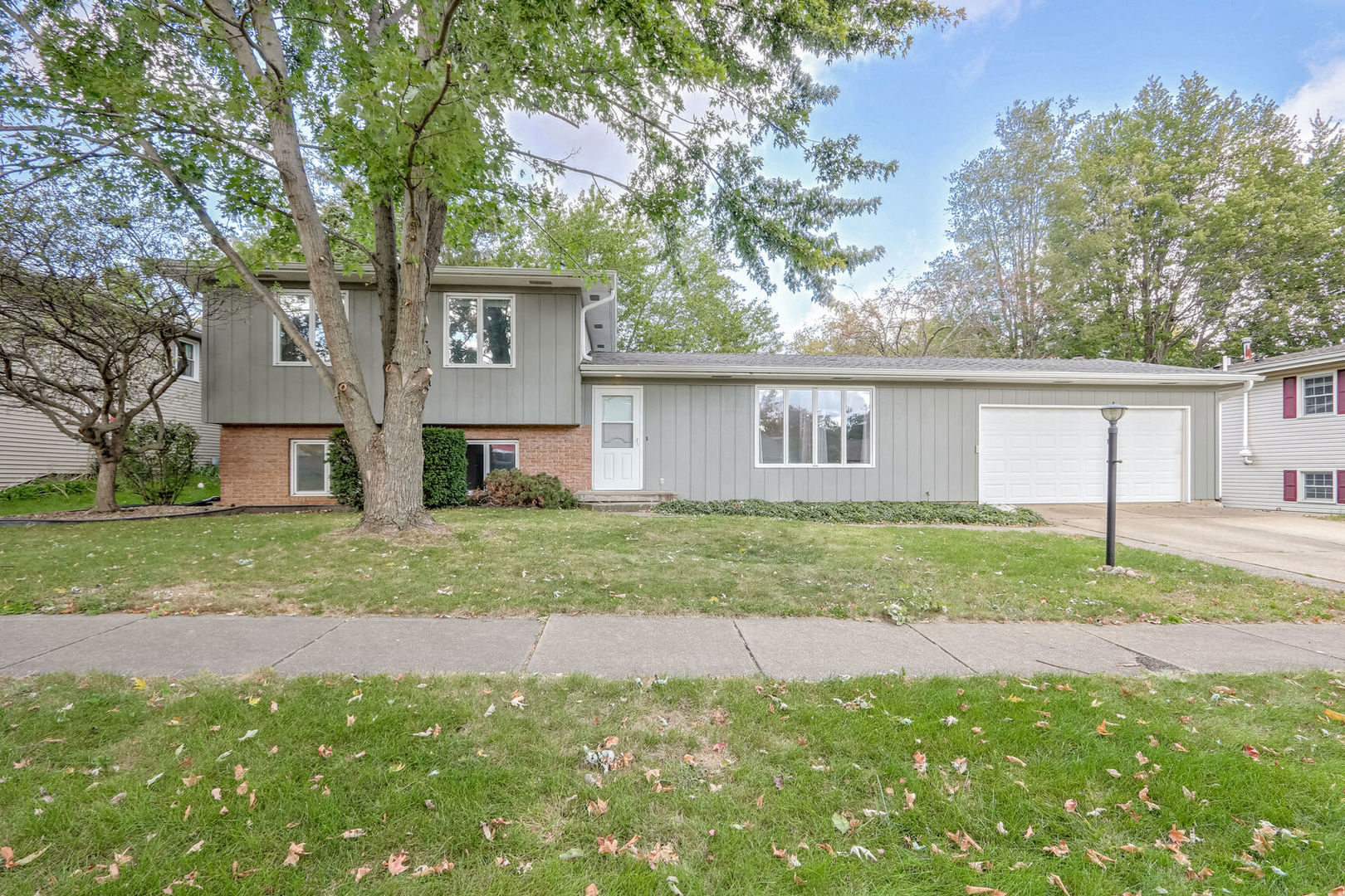 a view of a house with a yard