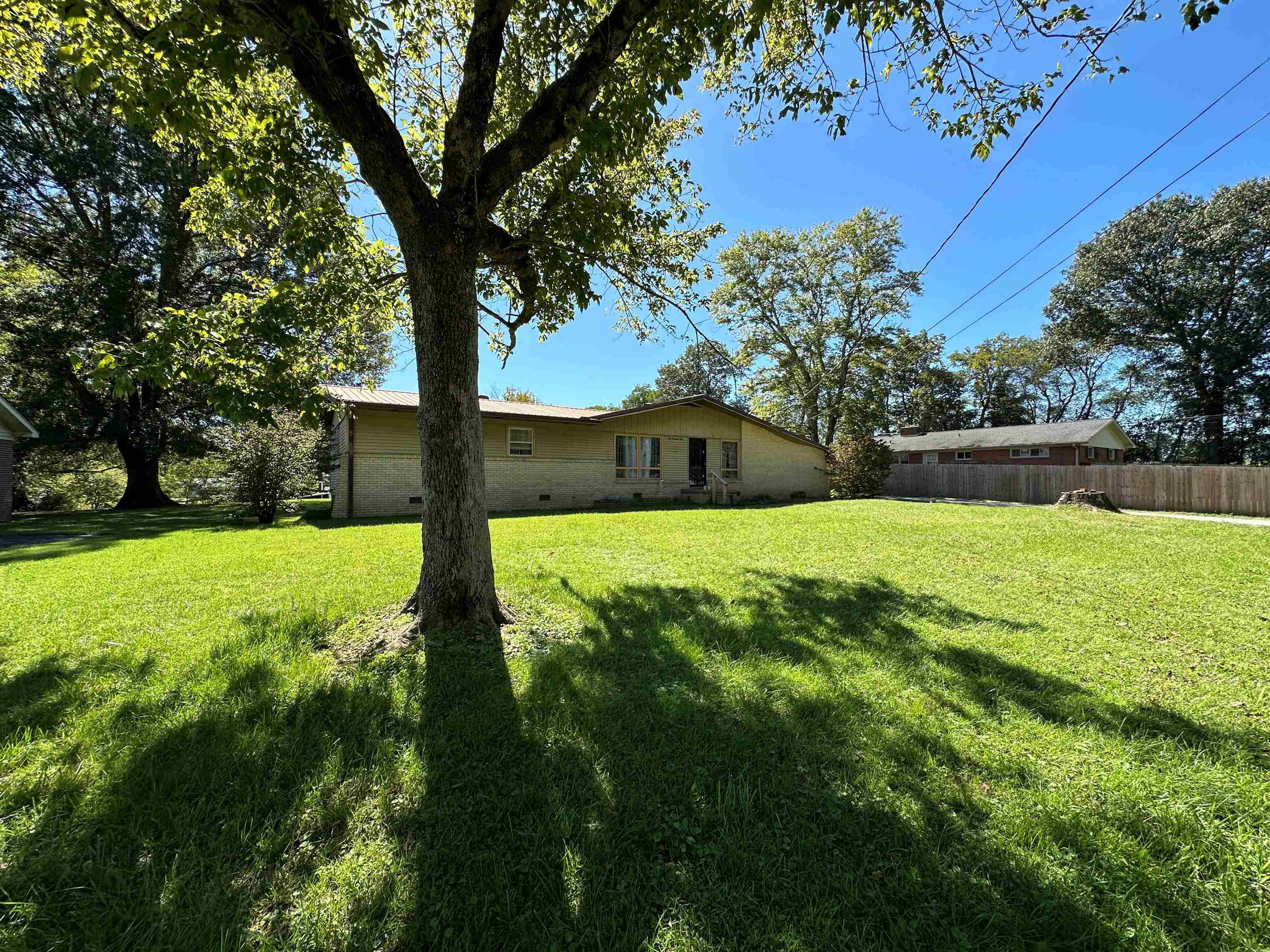 a view of backyard with garden