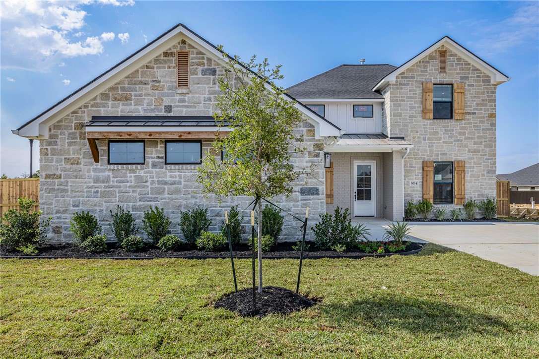 Front of property featuring a front yard