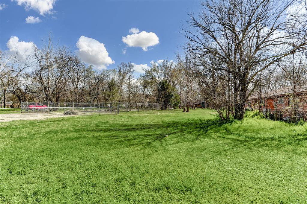 a huge green field with lots of tress in it