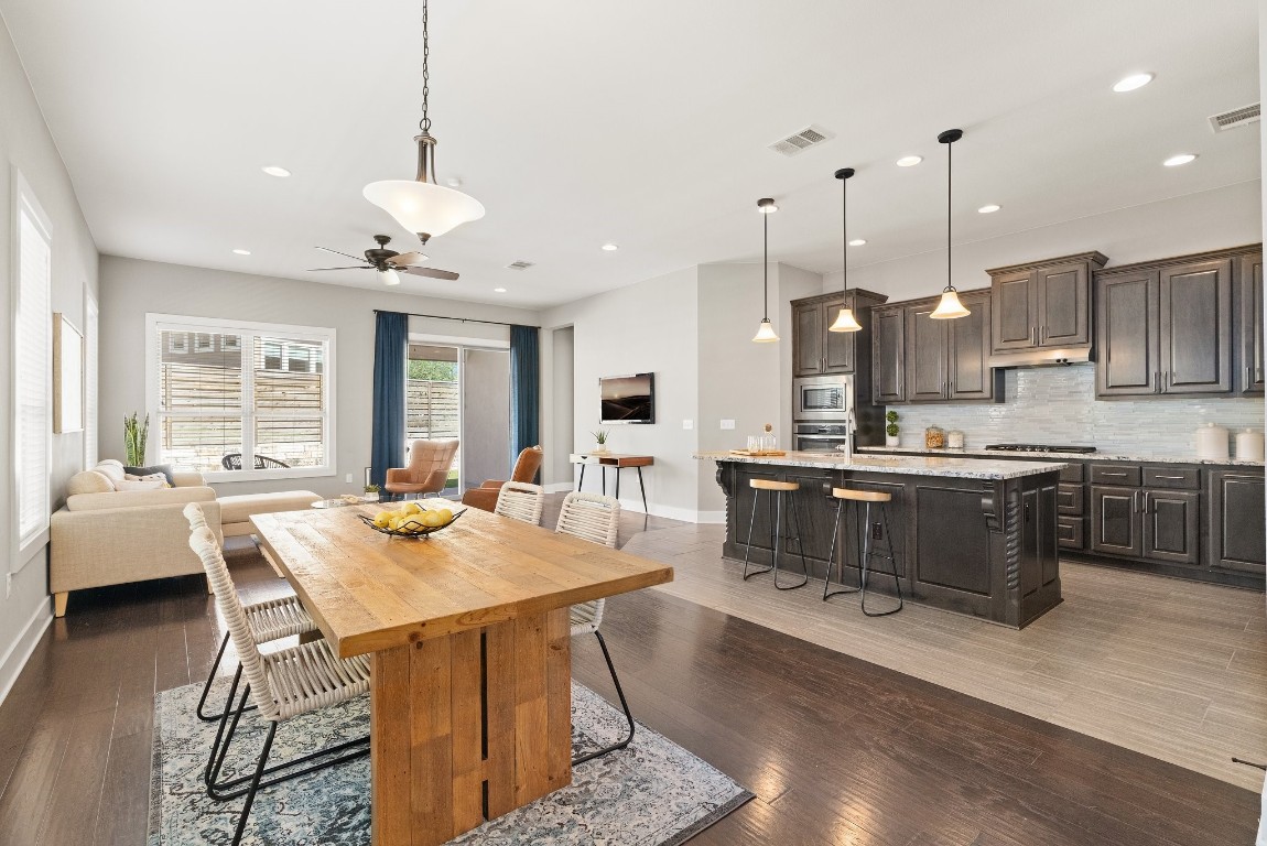 a large kitchen with kitchen island a large island in it