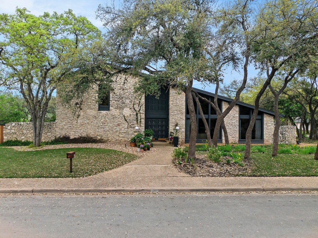 Welcome to 1815 Brookhaven Dr- Less than 1 mile to Barton Springs Pool, Zilker Park for ACL, & 2 Blocks from Greenbelt Access