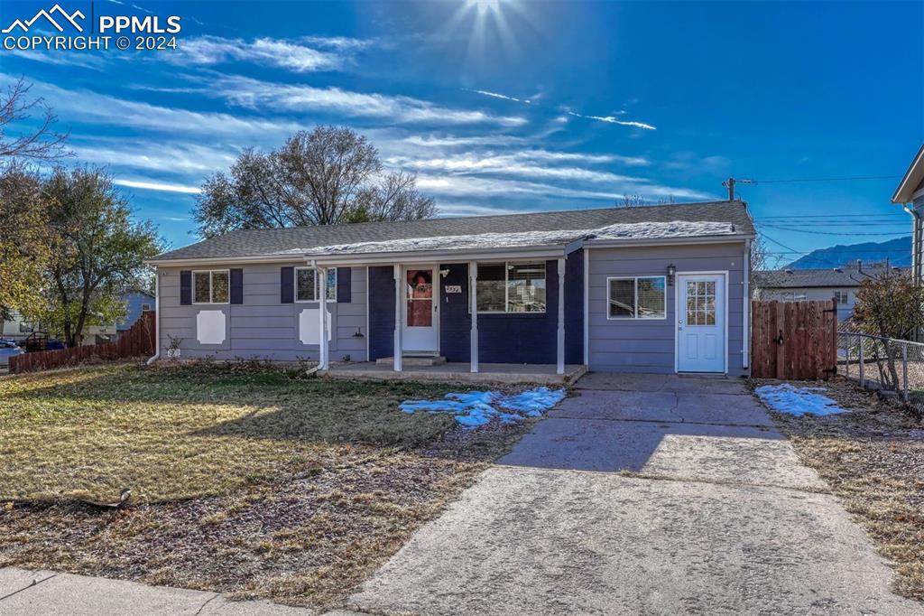 a view of a house with a yard