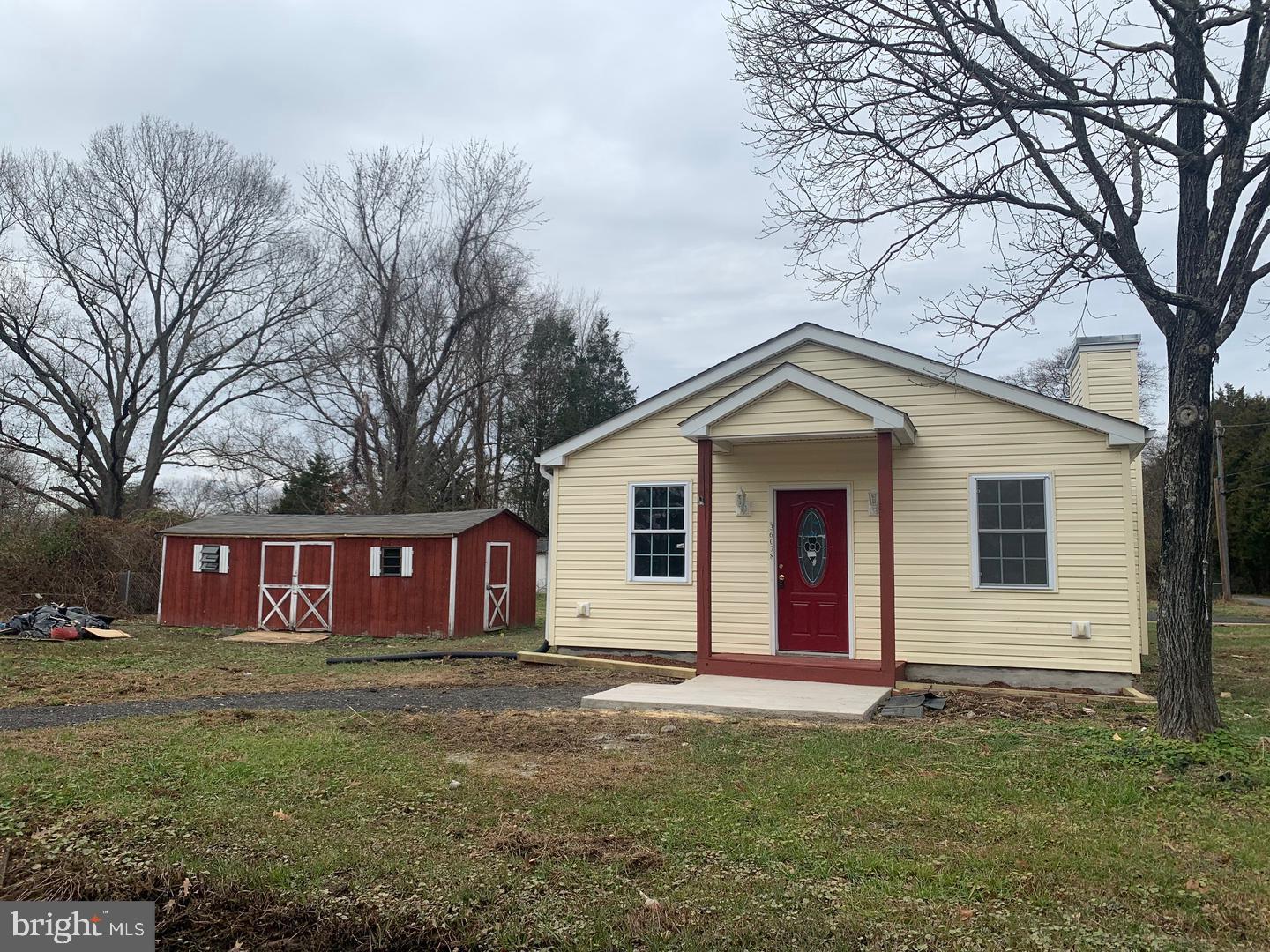 a view of a house with a yard and garage