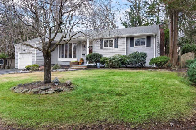 $699,000 | 24 Laurel Drive | Port Jefferson