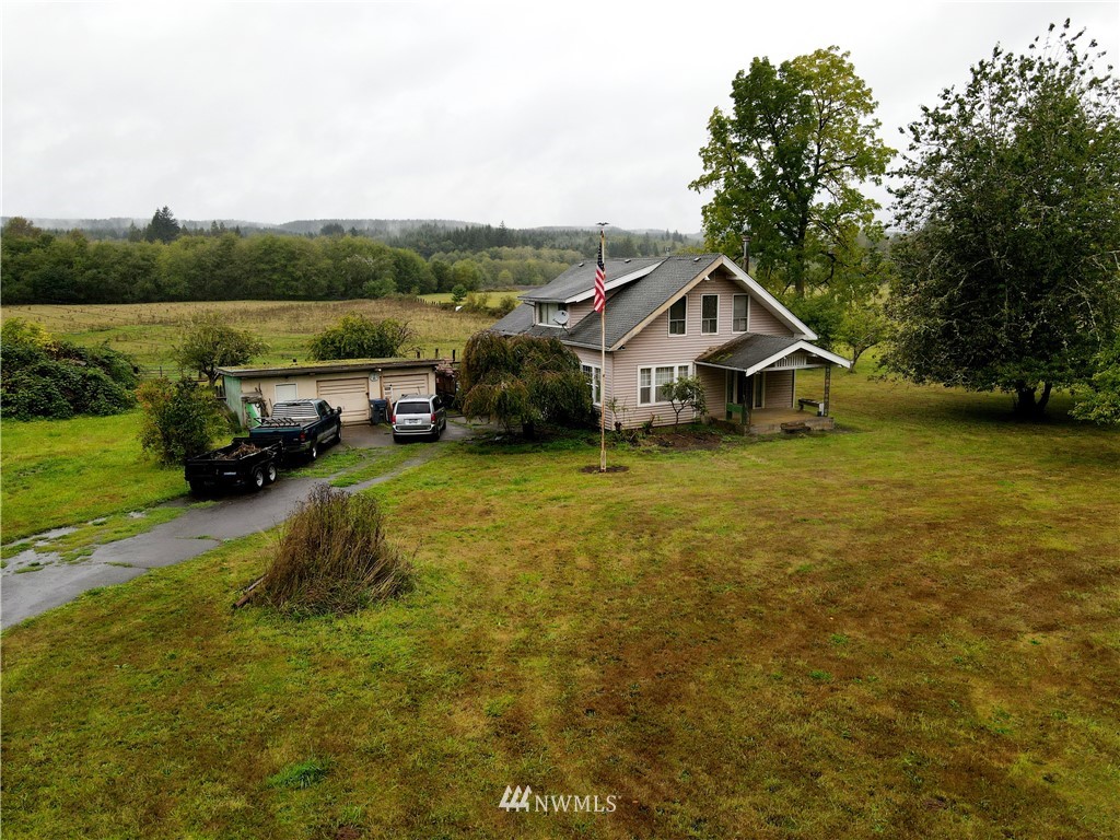 a view of a house with a big yard