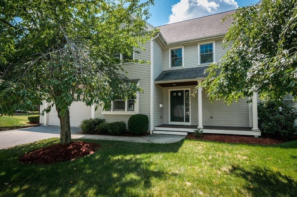 a view of a house with backyard and garden