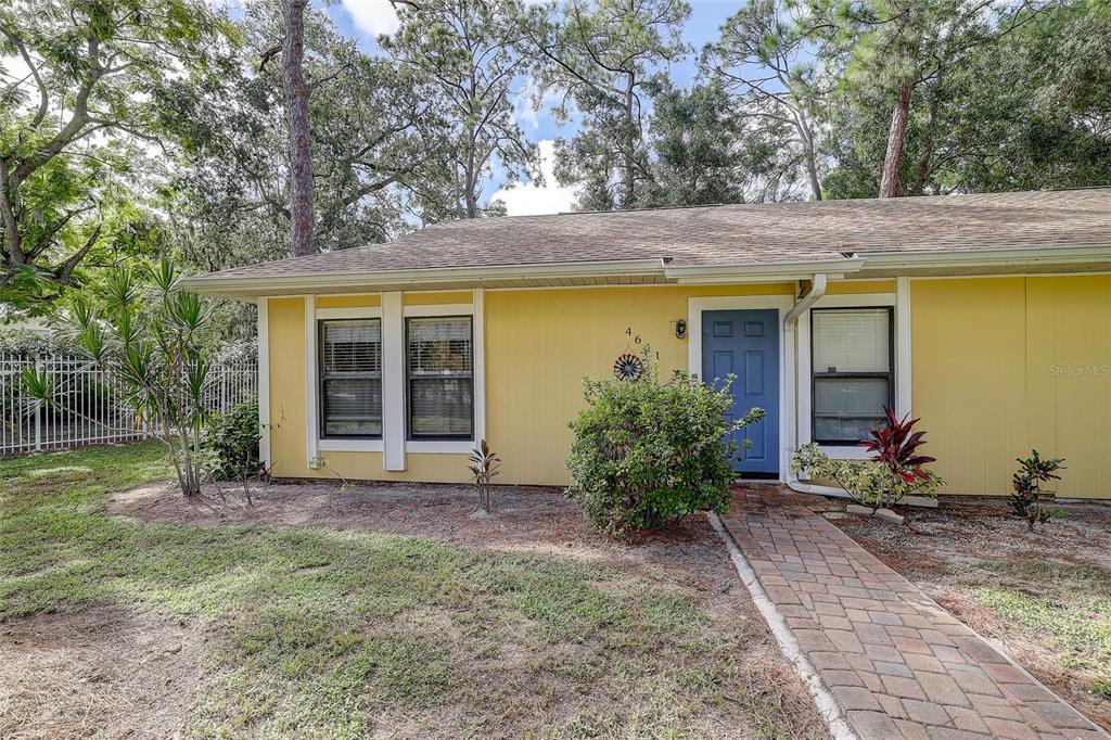 a view of a house with backyard and garden