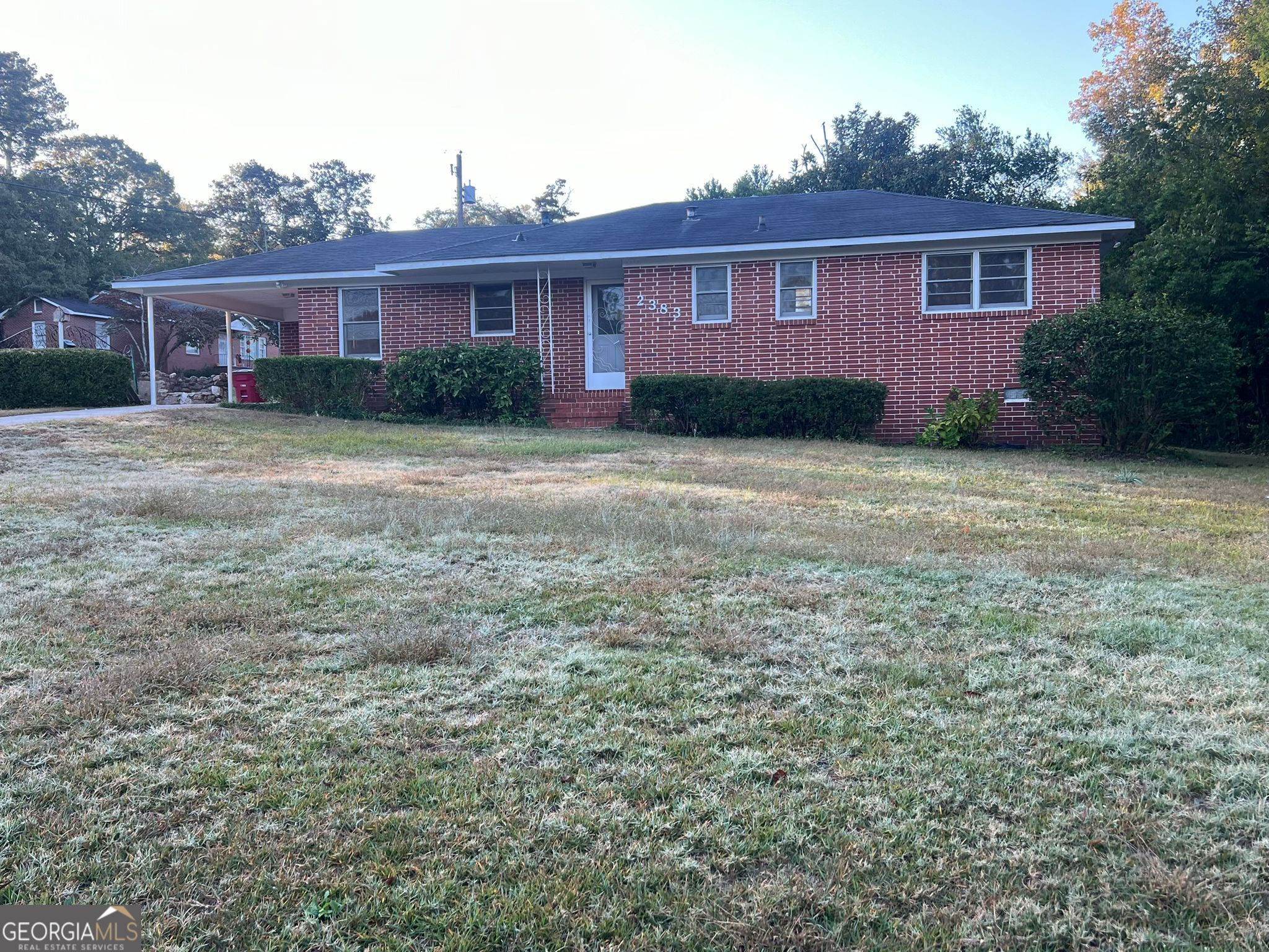 a view of a house with a backyard