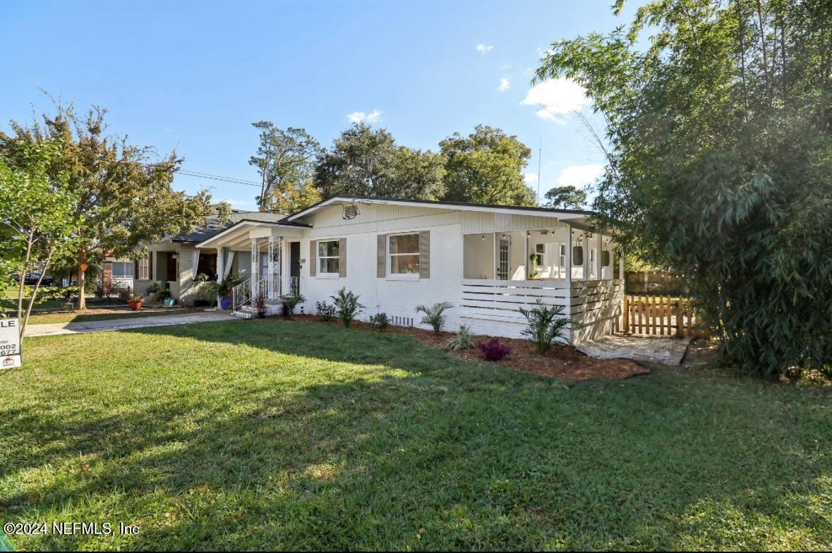 a view of a house with a backyard