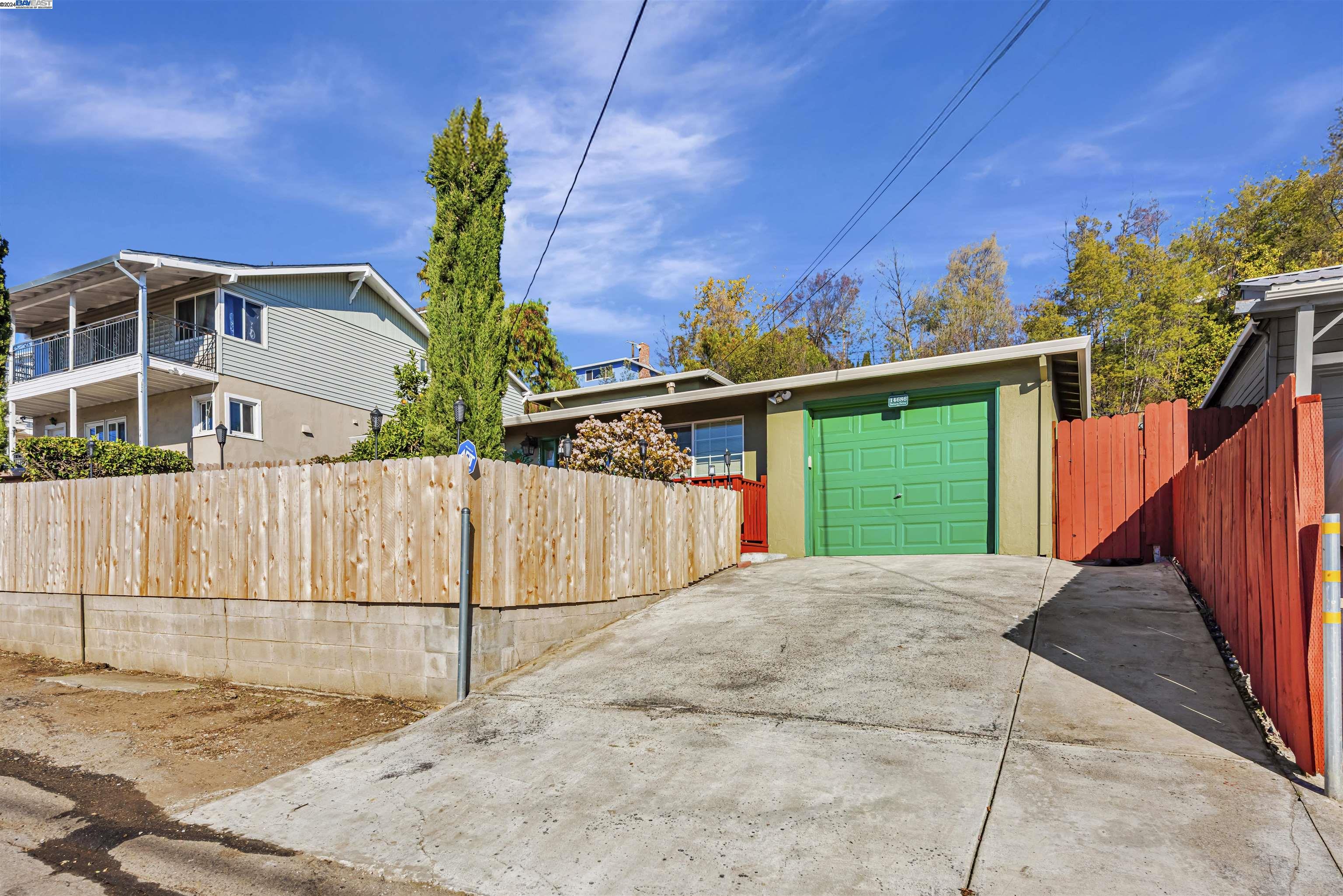 a view of a backyard