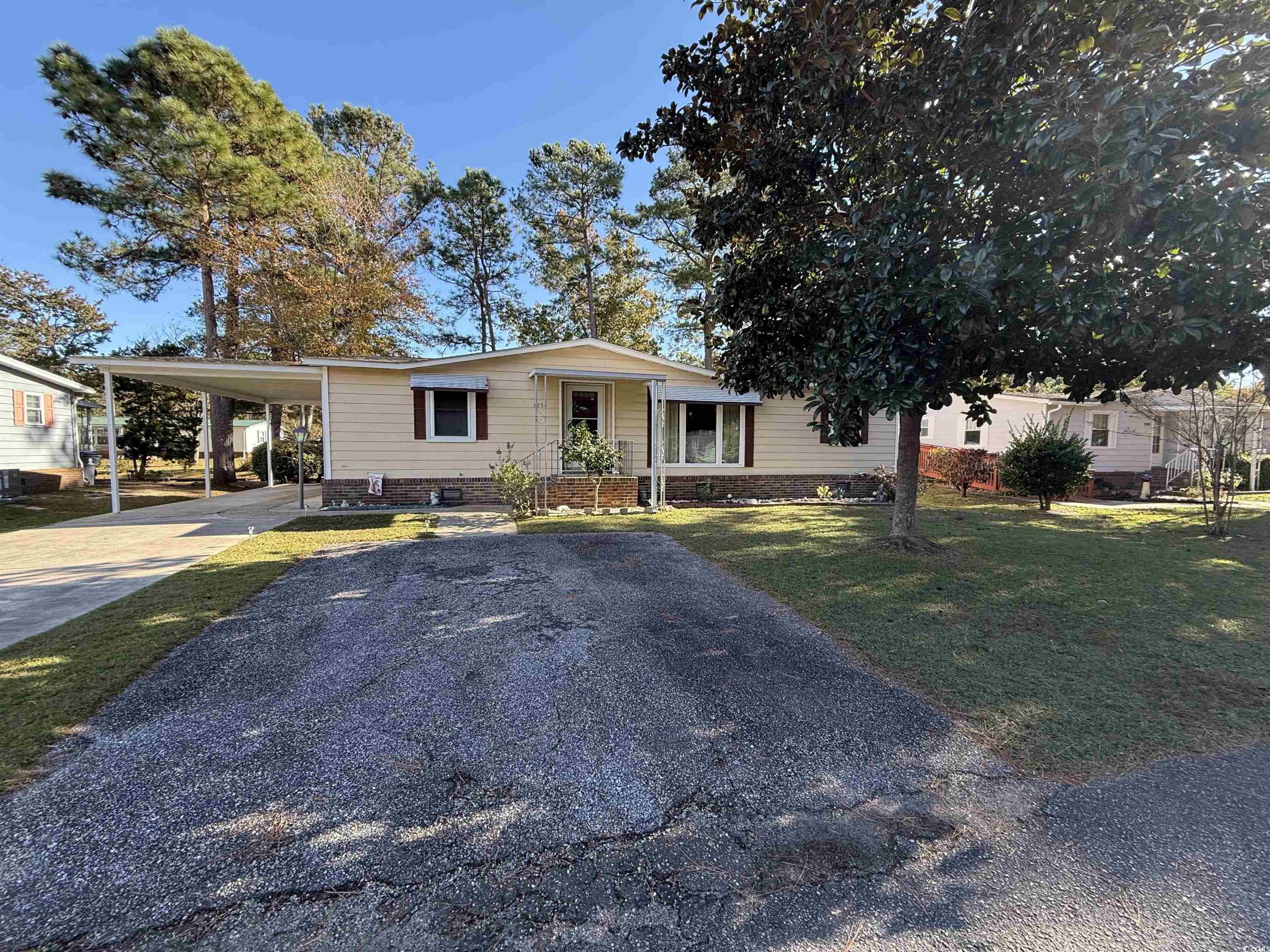 Manufactured / mobile home featuring a front lawn