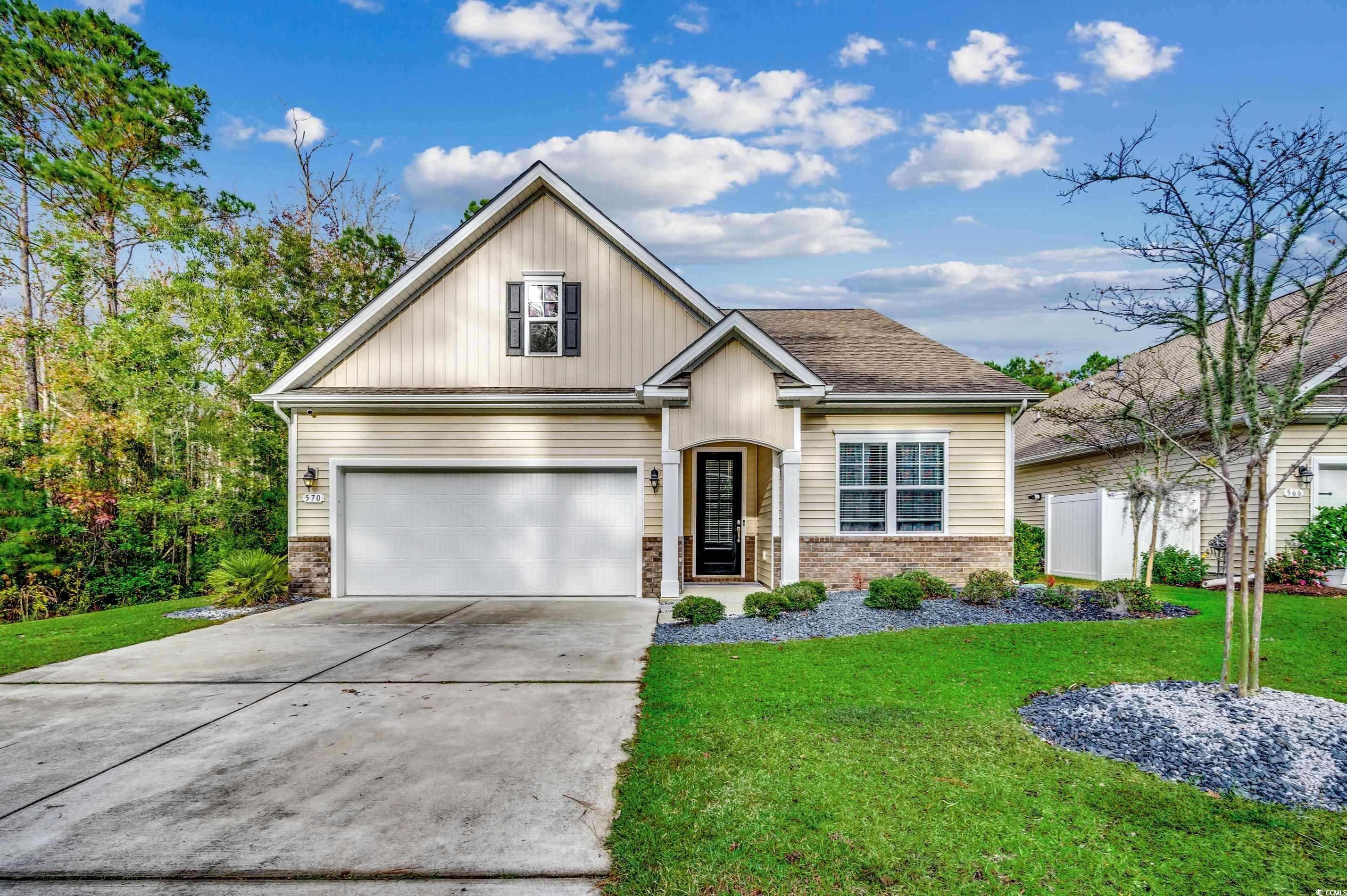 View of front facade featuring a front lawn and a