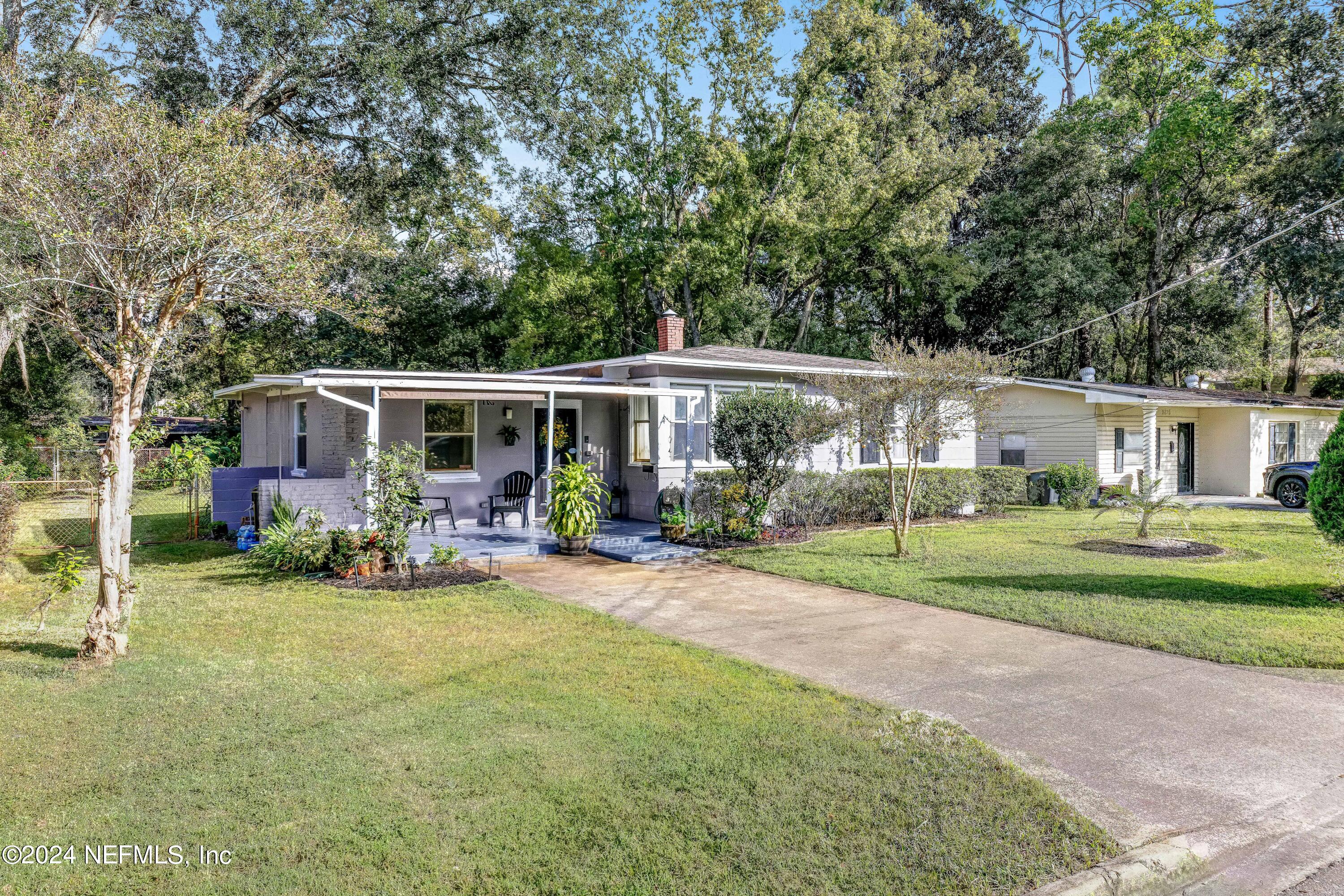 a view of a house with backyard porch and garden