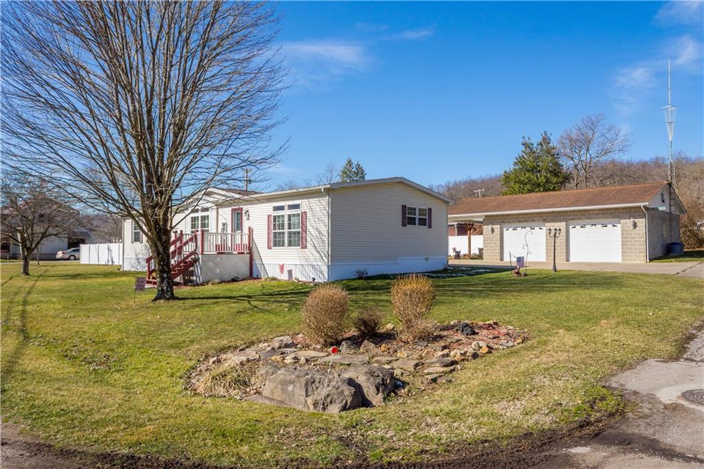 a view of a house with a yard