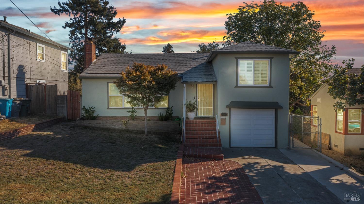 a view of a house with a yard