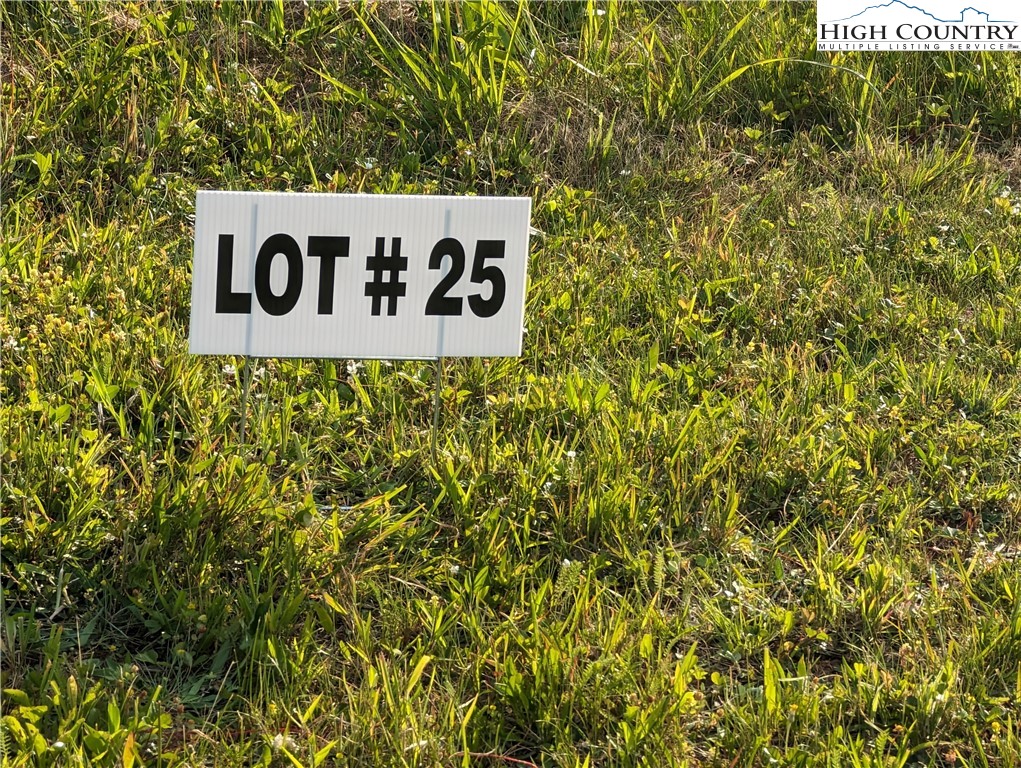 a sign that is sitting in front of a building