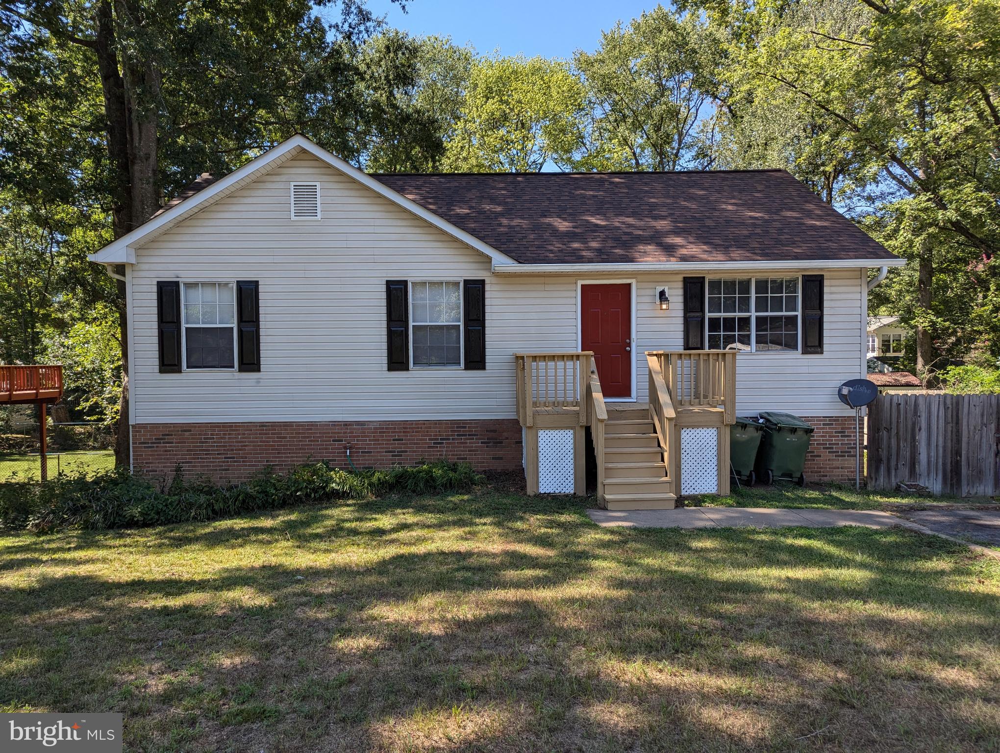 a view of a house with backyard and trees