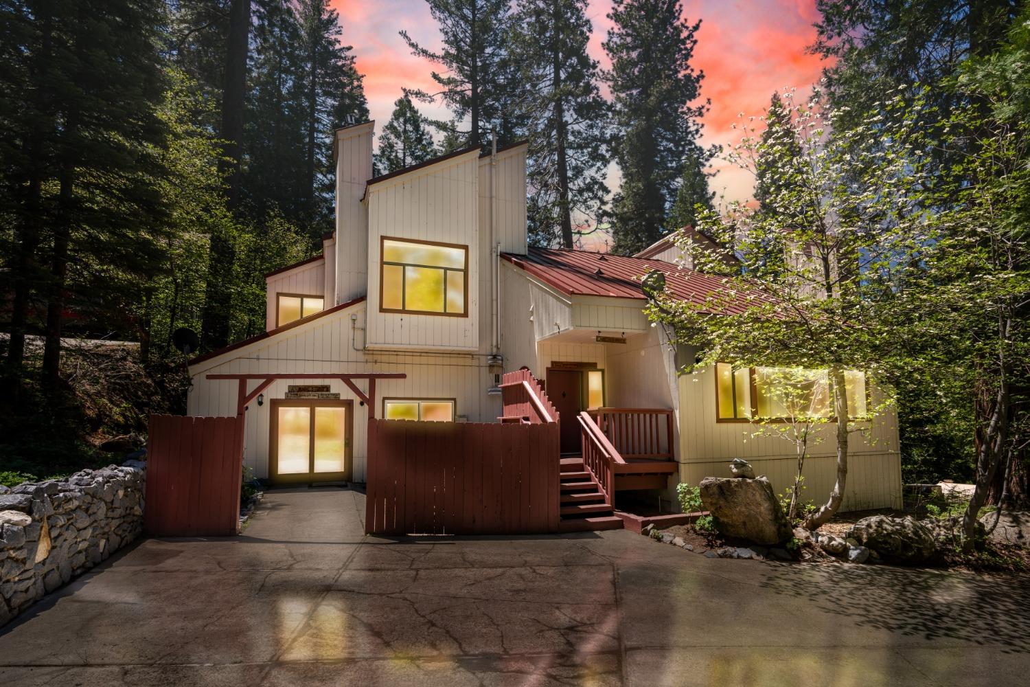 a view of a house with backyard and trees