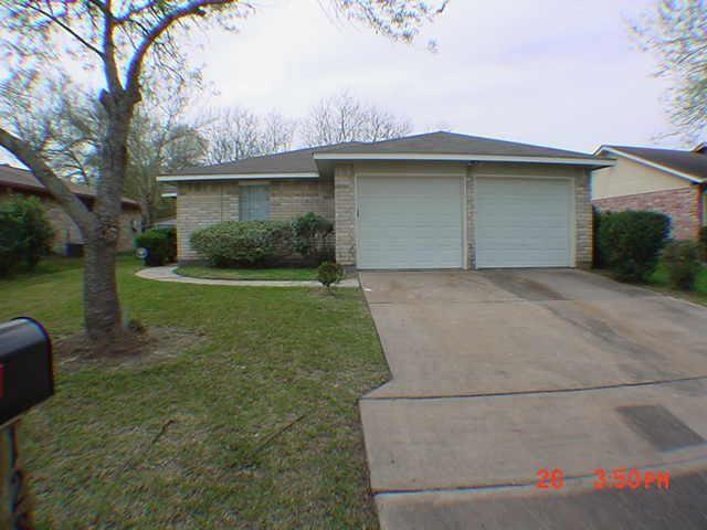 a view of a house with a yard and garage