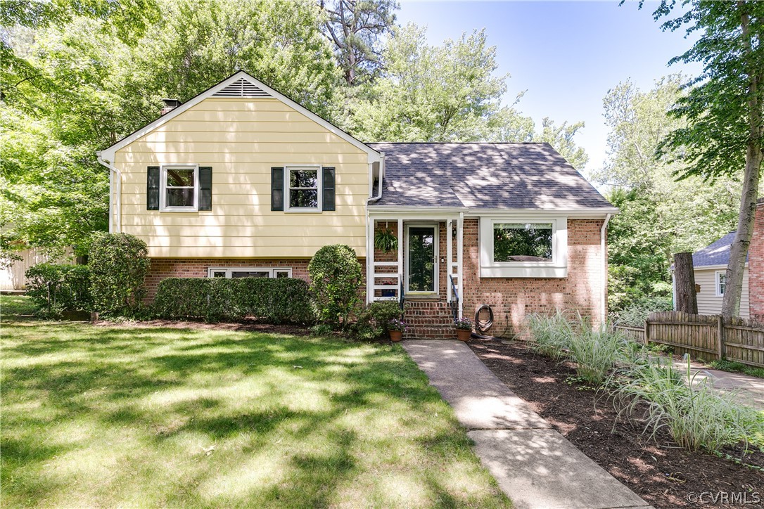 a view of a house with a yard