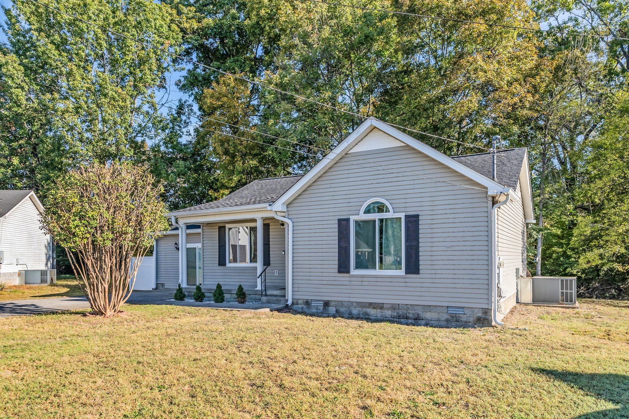 a view of a house with a yard