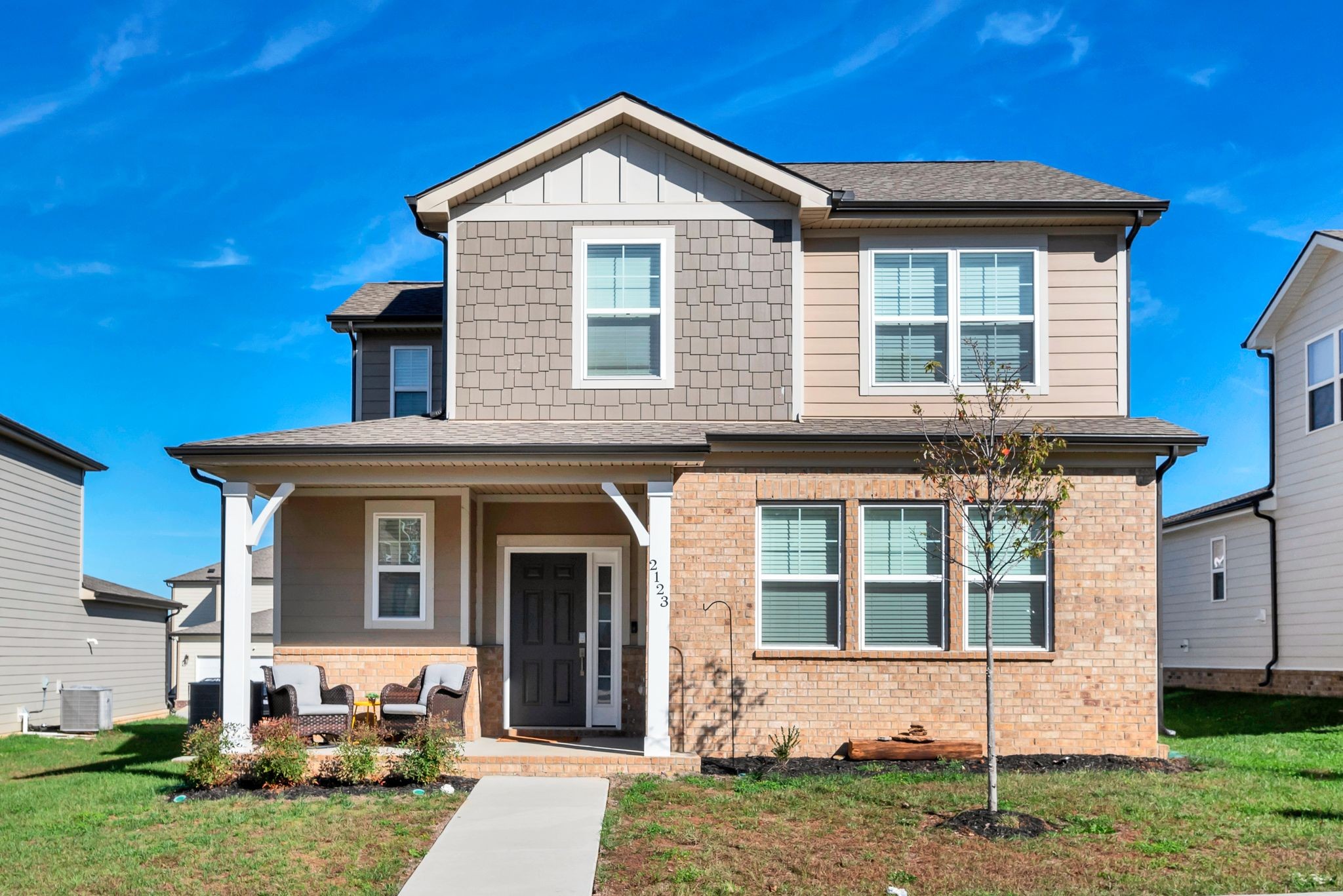 a view of a house with a yard