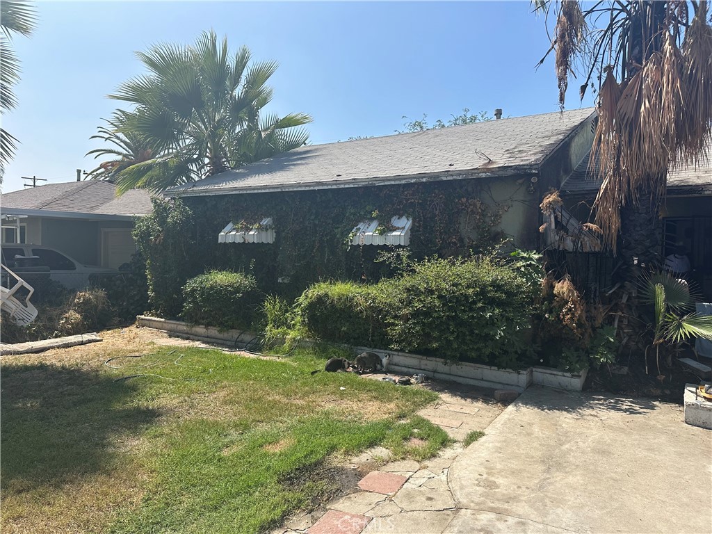 a view of a backyard of the house