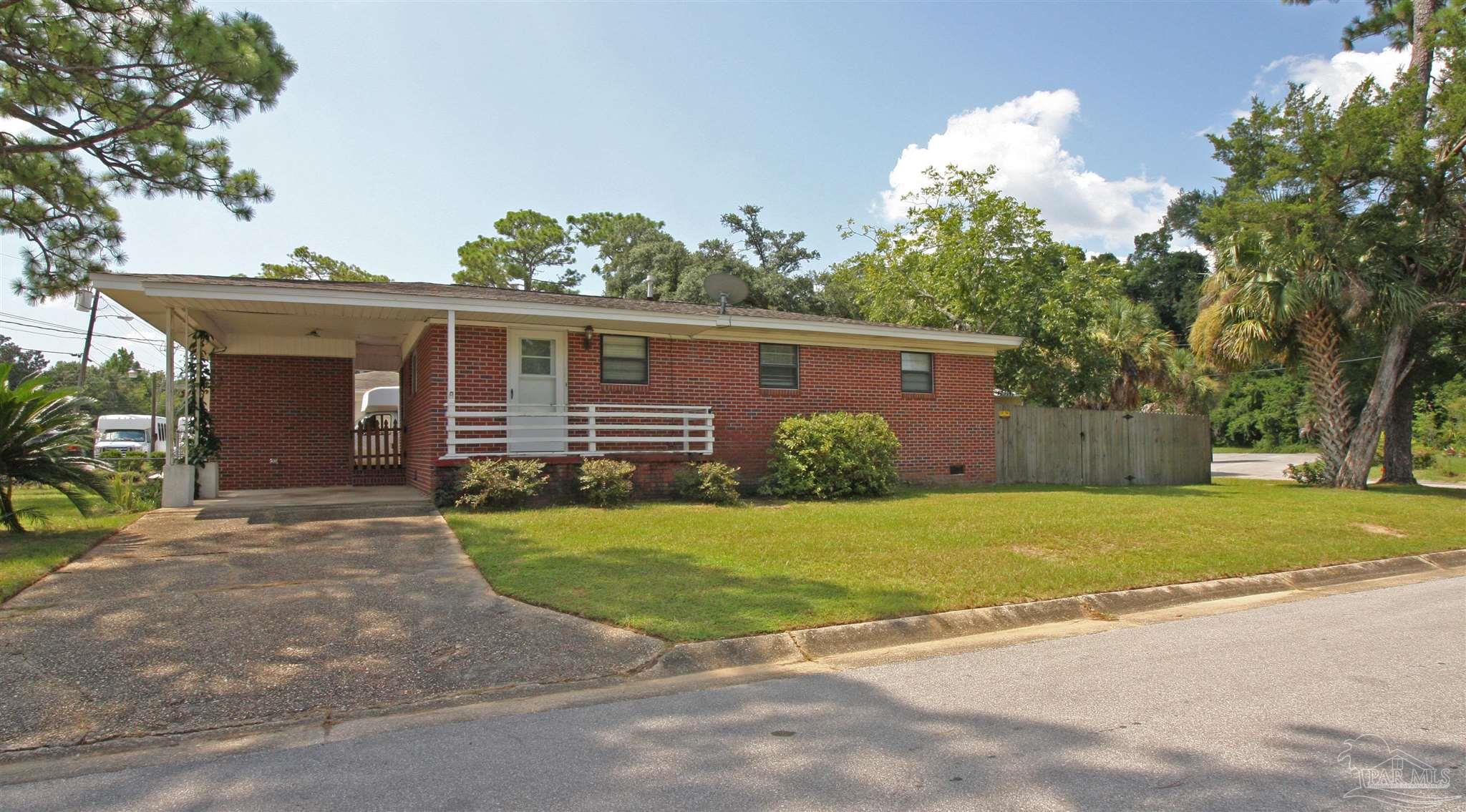 a view of a house with backyard and garden