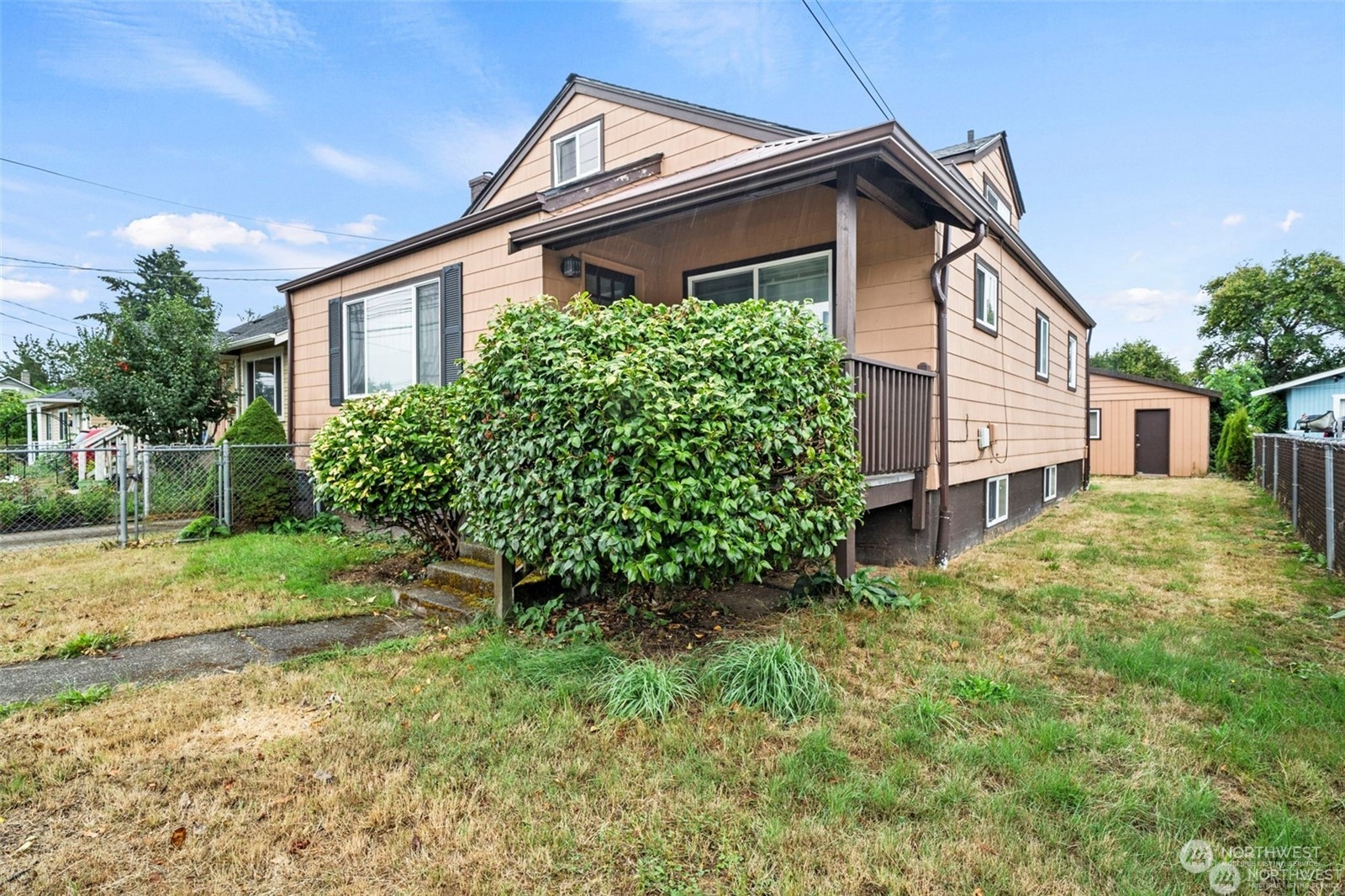 a view of a house with a yard and plants