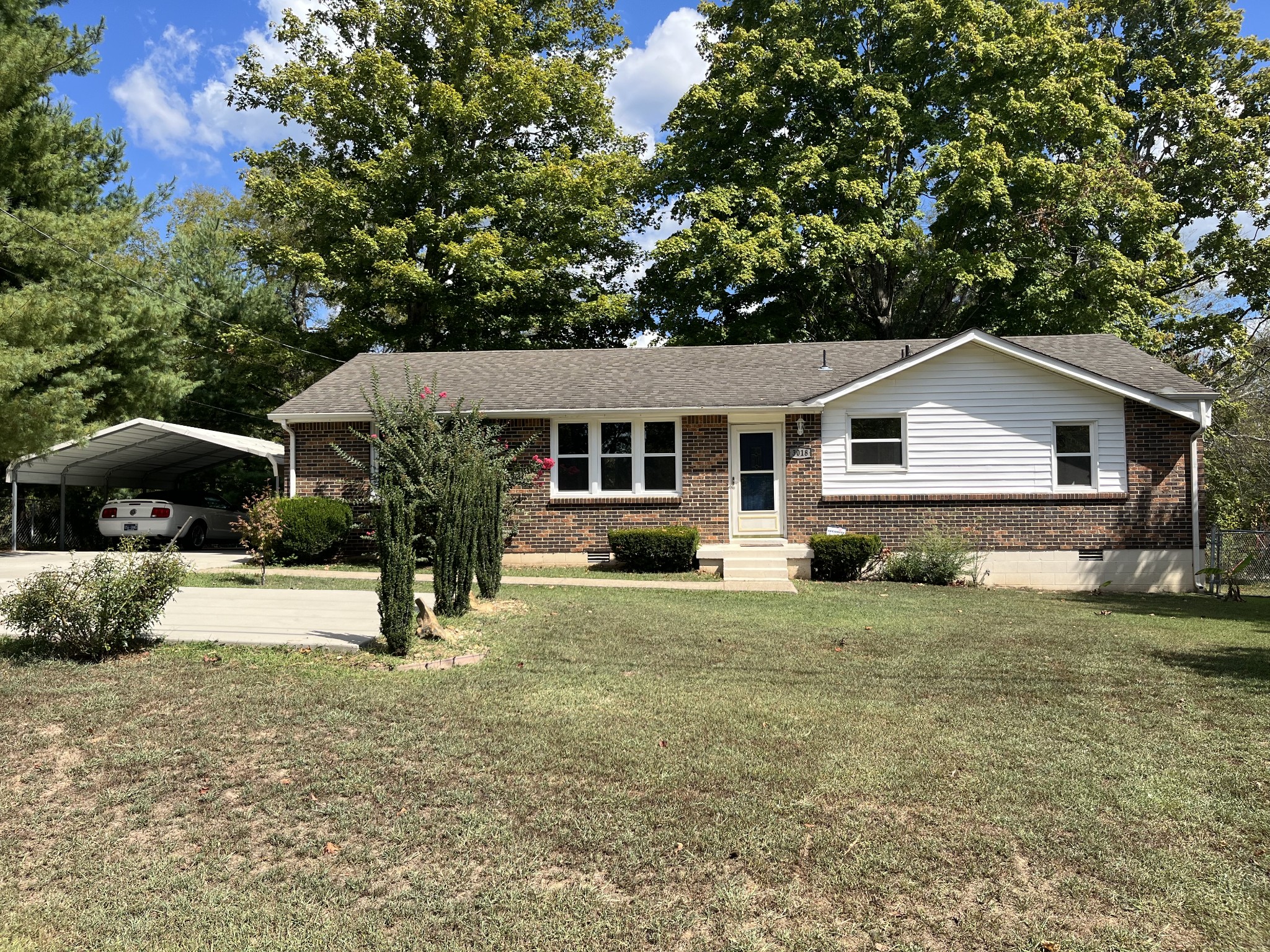 a view of a house with a yard