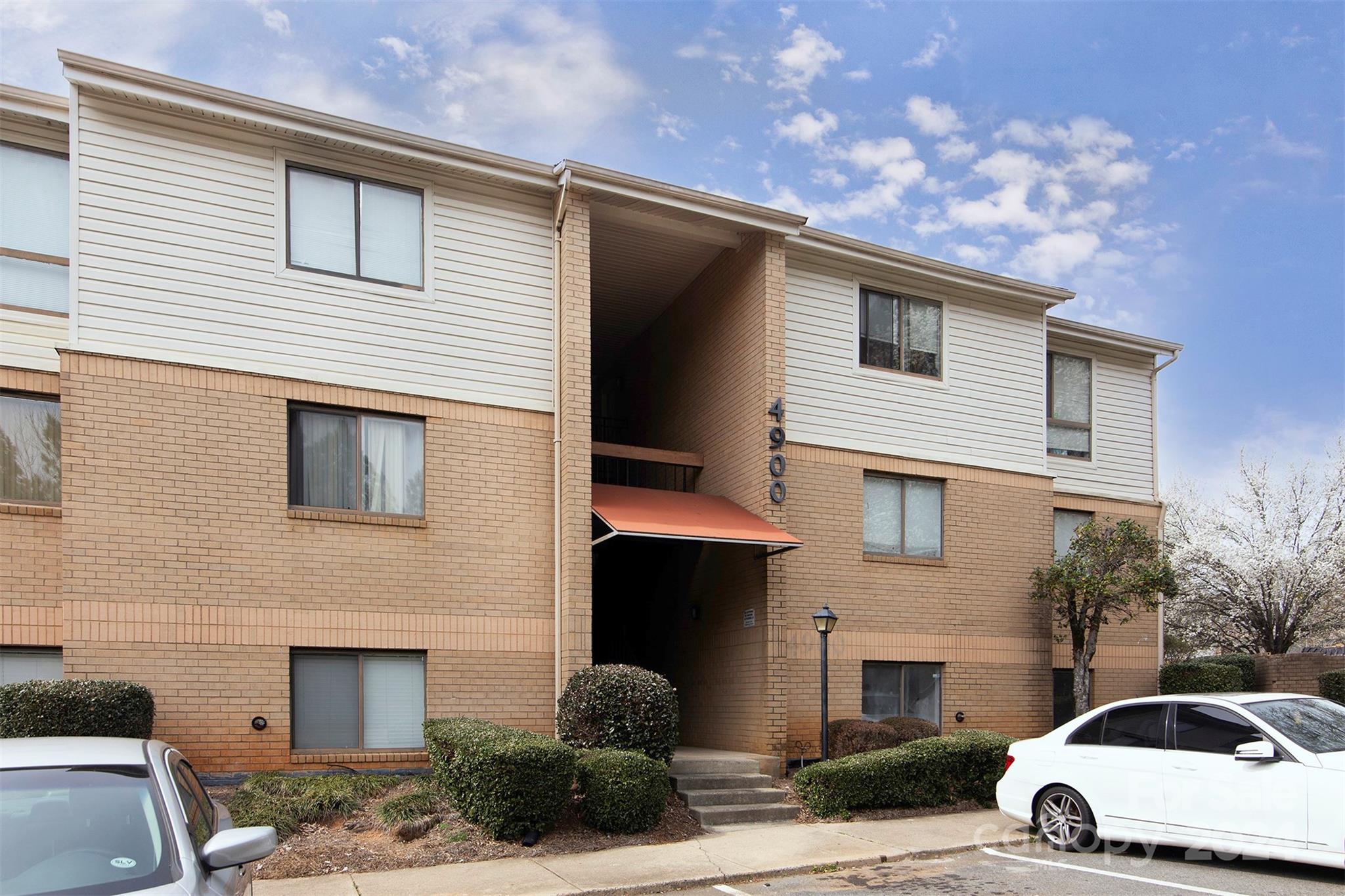 a view of house with car parked