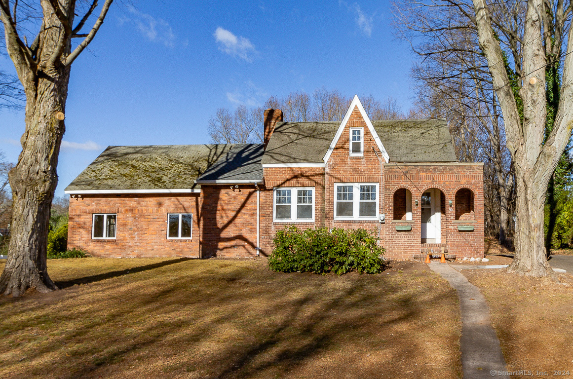 a view of a house with a yard