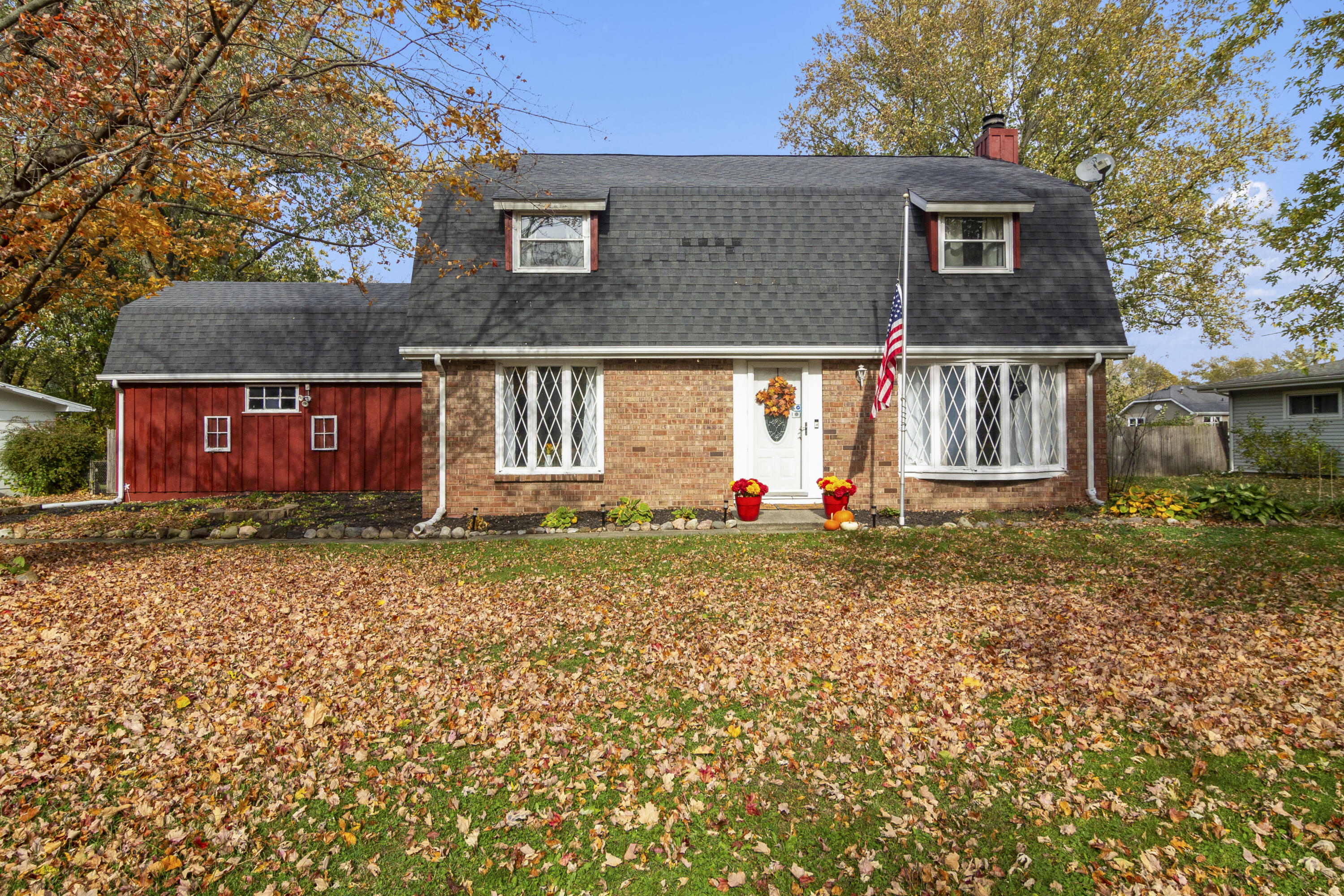 a view of front of a house with a yard