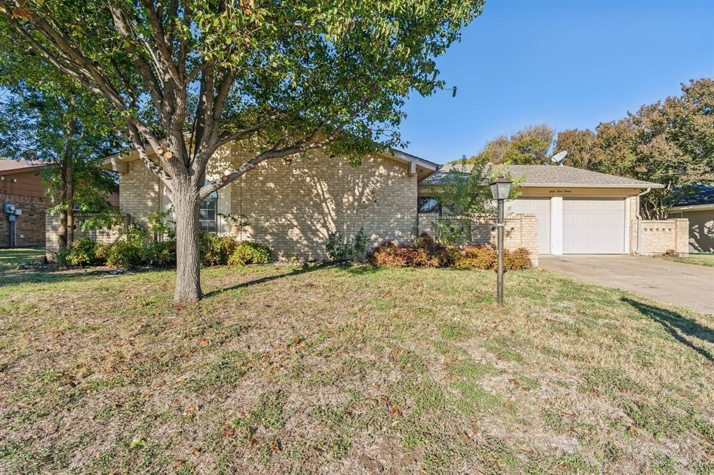 a view of a house with a yard