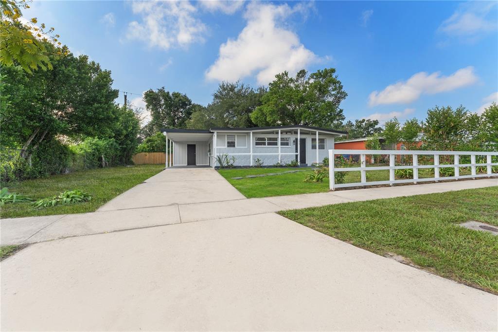 a view of a house with backyard