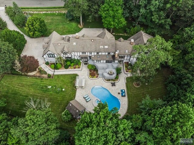 $3,100,000 | 408 Saddle Back Trail | Franklin Lakes