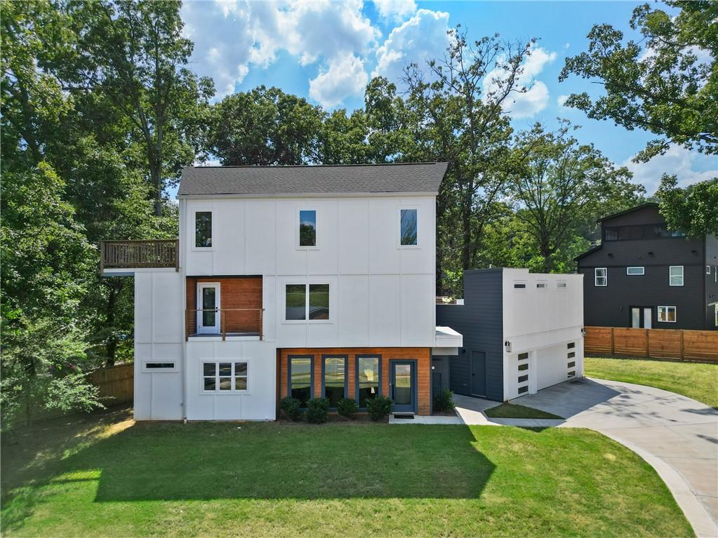 a view of a house with a yard