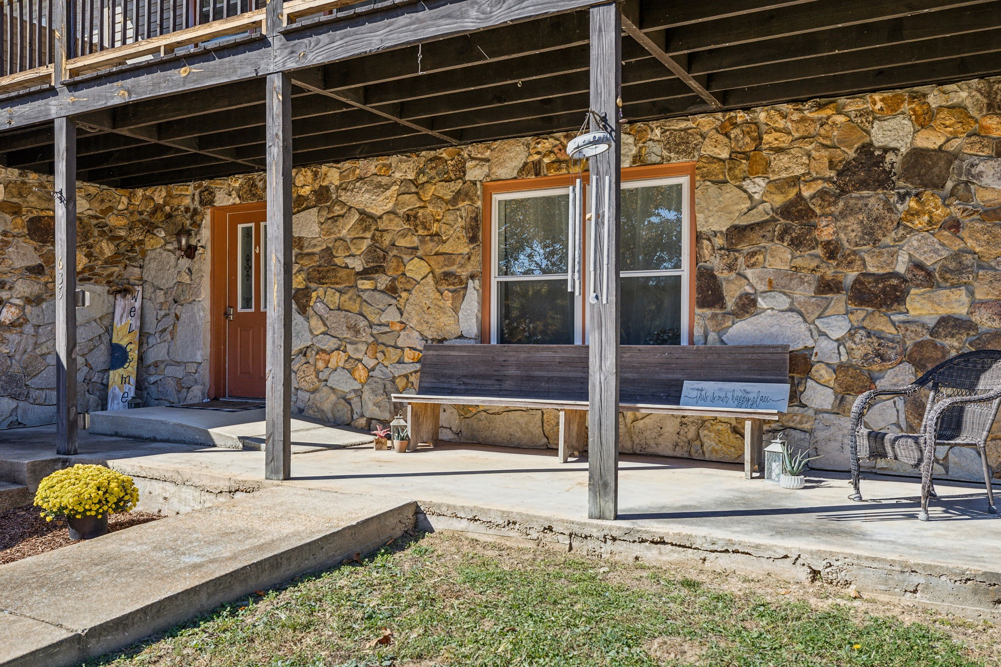 a view of the entrance of the house