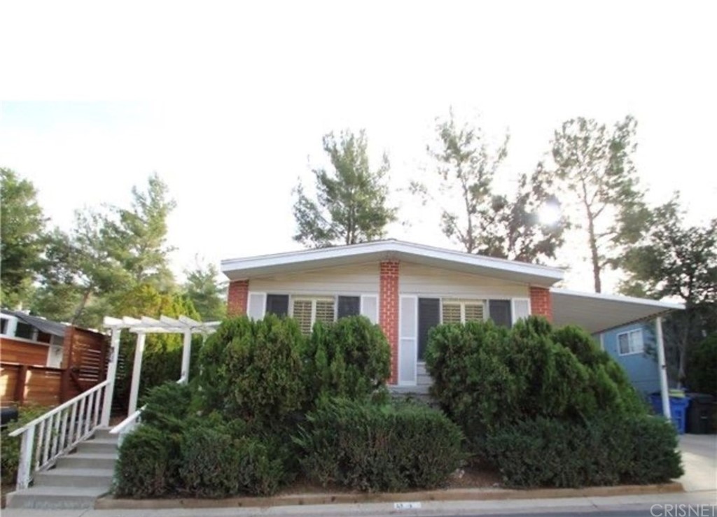 a view of a house with a yard and plants